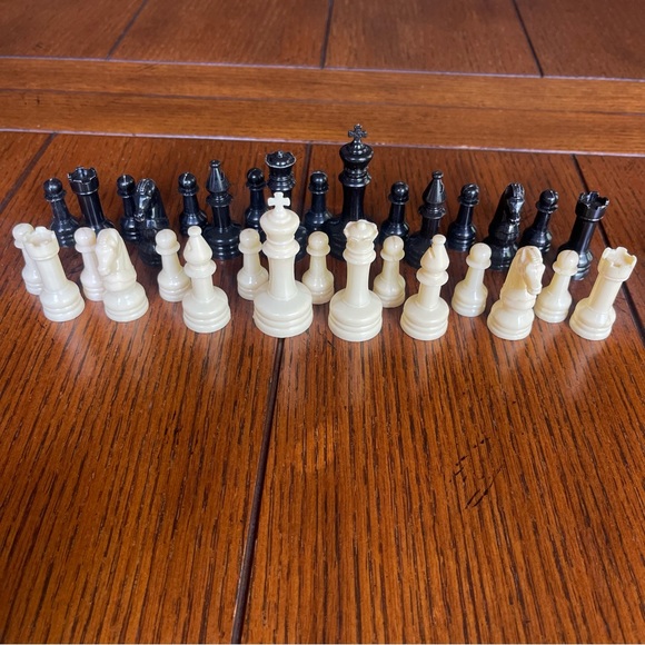 Vintage E.S. Lowe Plastic Chessmen 32 Pieces in Black and White - Picture 1 of 11